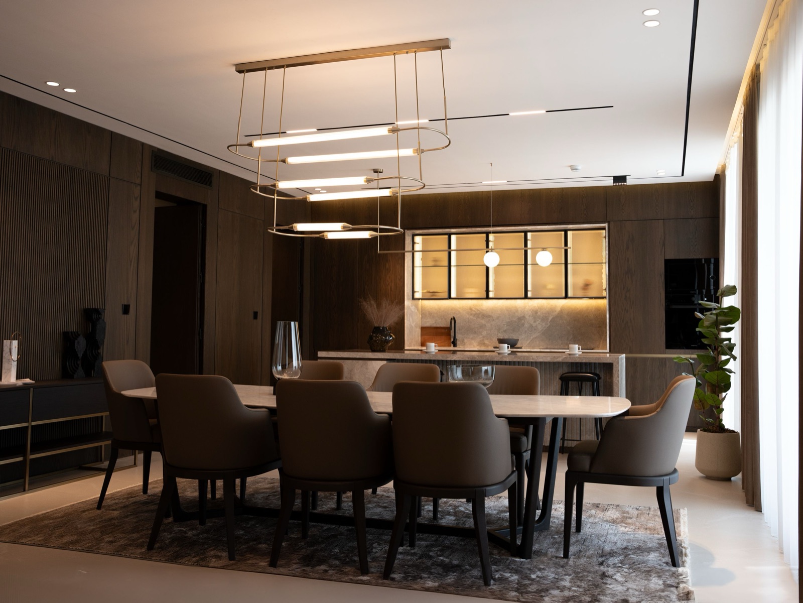 Proyecto residencial — comedor con mesa de madera e iluminación de diseño