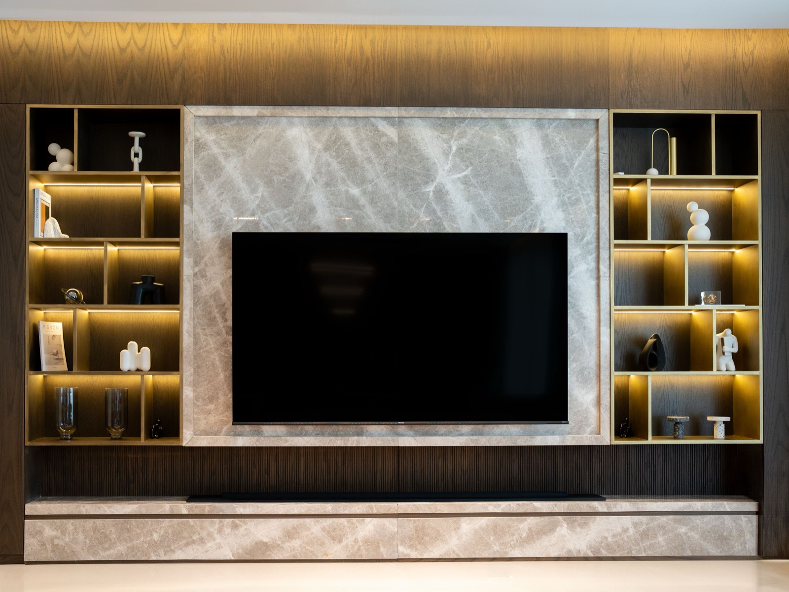 Mueble de entretenimiento con panel de mármol y nichos iluminados