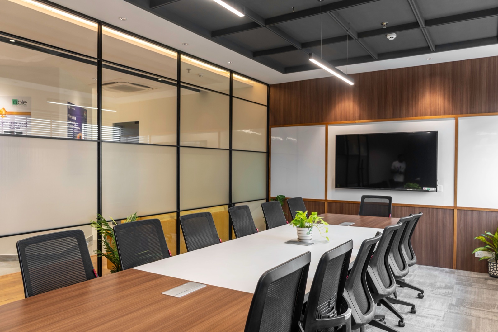 Proyecto corporativo — sala de reuniones con mesa de conferencias
