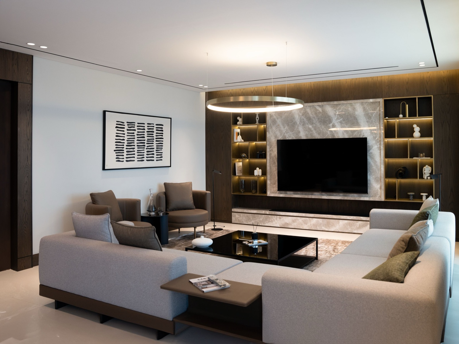 Proyecto residencial — sala de estar con mueble de mármol y estantería iluminada