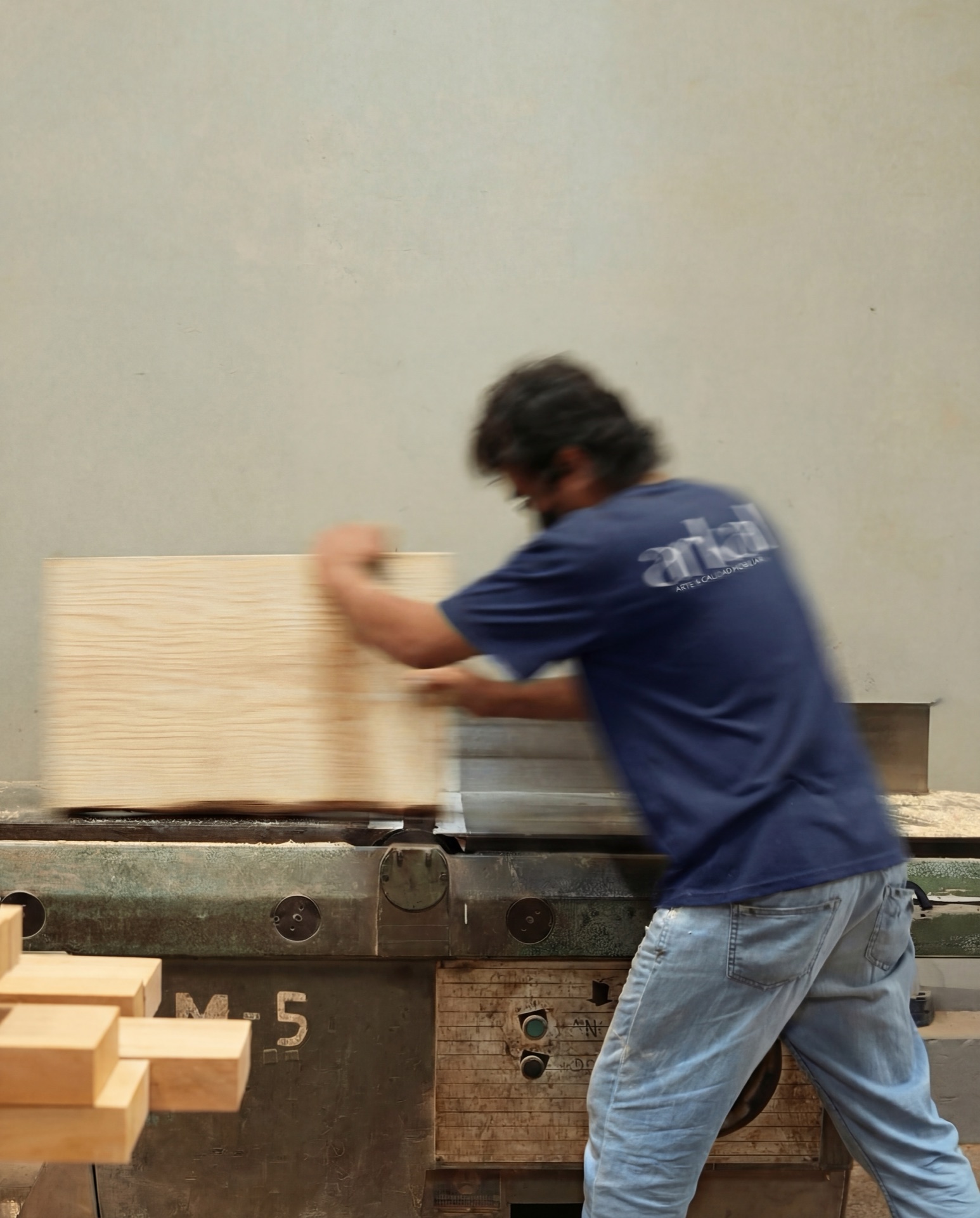 Artesano Arkal trabajando madera en el taller